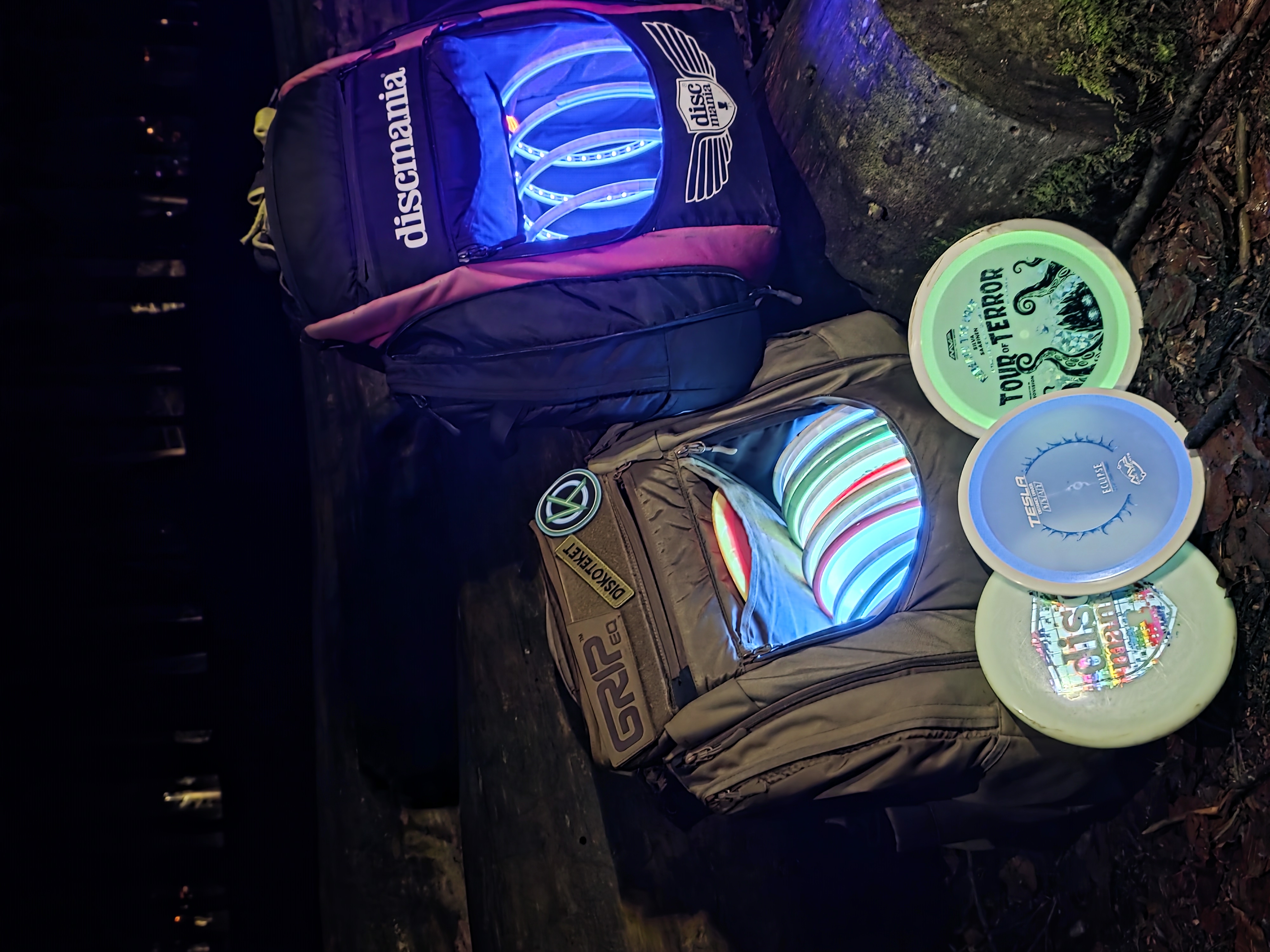 To discgolfsekker med glow-discer ladet av DiscCharger