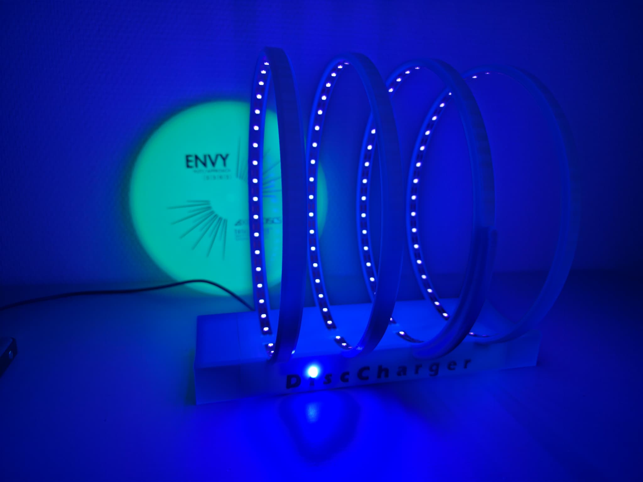 Hvit DiscCharger med blått UV-lys